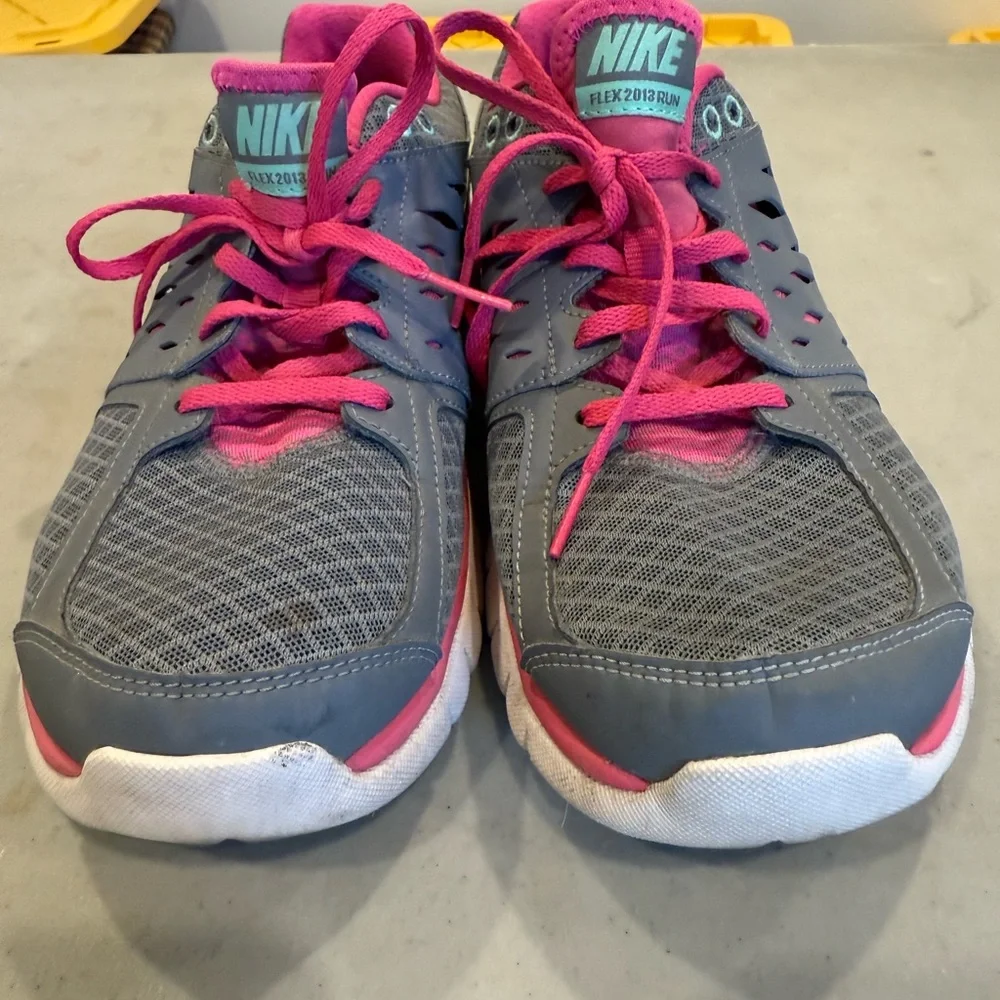 Nike Flex Run Women’s Size 10 Grey Pink Lightweight Running Shoes